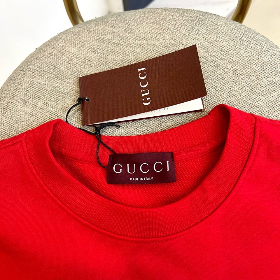 Gucc古驰、2025秋冬新品白色圆领卫衣，以极简纯白底色演绎永恒经典。宽松版型搭配罗纹圆领与袖口，确保