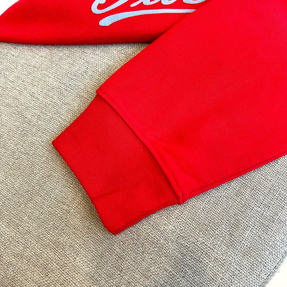 Gucc古驰、2025秋冬新品白色圆领卫衣，以极简纯白底色演绎永恒经典。宽松版型搭配罗纹圆领与袖口，确保