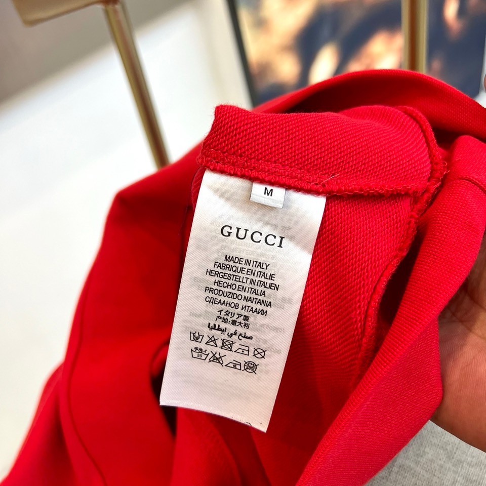 Gucc古驰、2025秋冬新品白色圆领卫衣，以极简纯白底色演绎永恒经典。宽松版型搭配罗纹圆领与袖口，确保