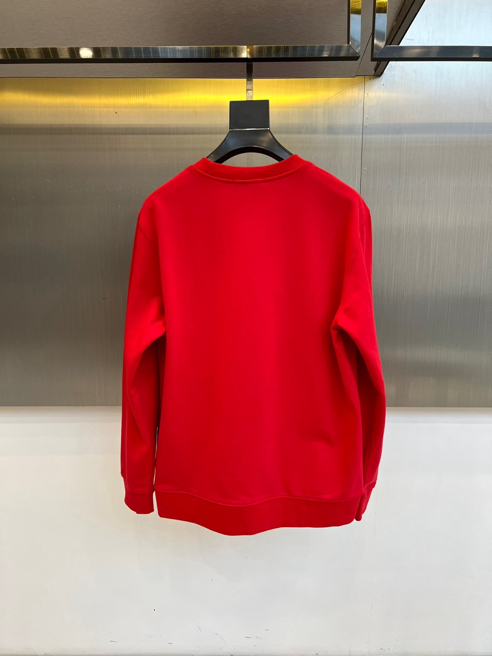 Gucc古驰、2025秋冬新品白色圆领卫衣，以极简纯白底色演绎永恒经典。宽松版型搭配罗纹圆领与袖口，确保