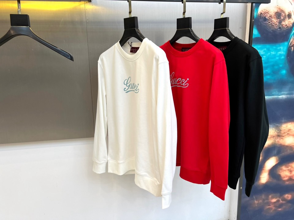 Gucc古驰、2025秋冬新品白色圆领卫衣，以极简纯白底色演绎永恒经典。宽松版型搭配罗纹圆领与袖口，确保