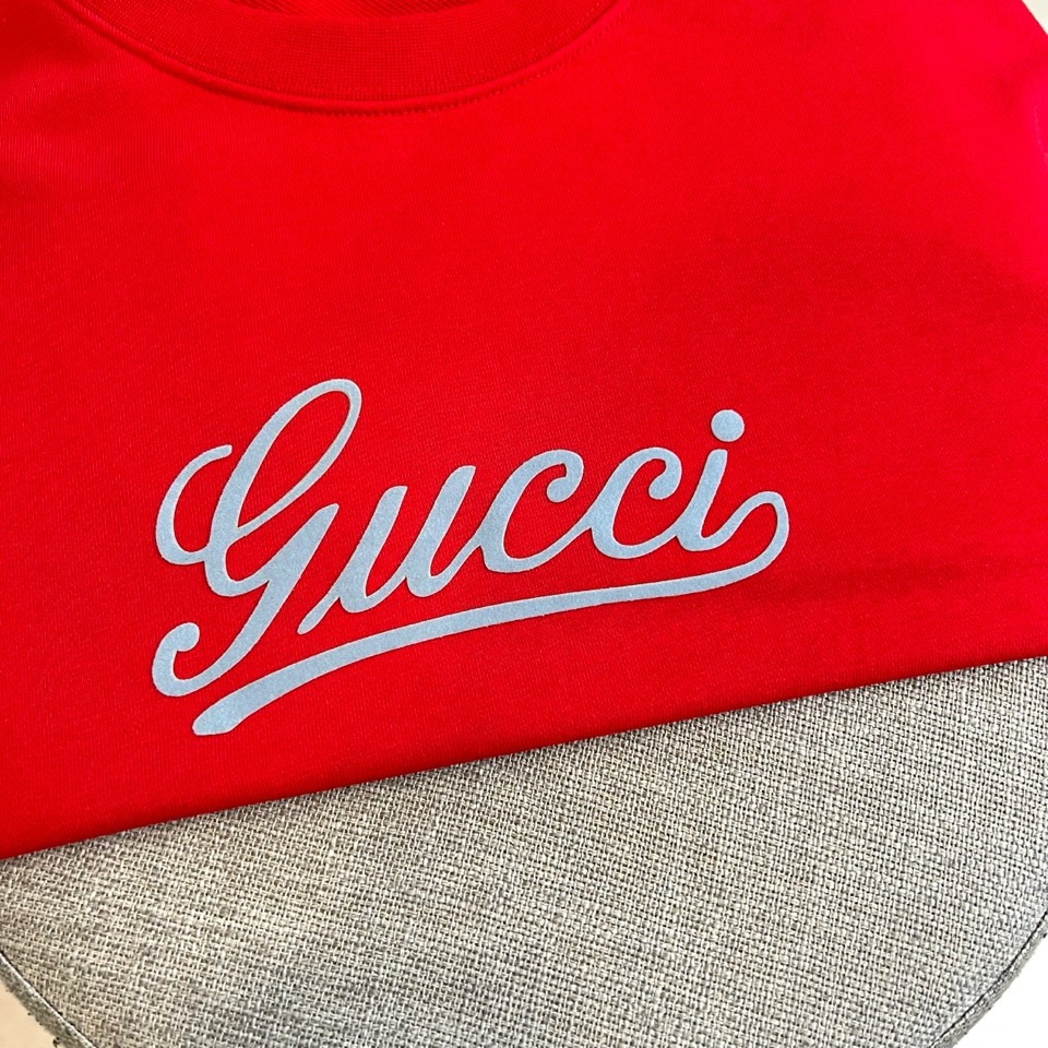 Gucc古驰、2025秋冬新品白色圆领卫衣，以极简纯白底色演绎永恒经典。宽松版型搭配罗纹圆领与袖口，确保