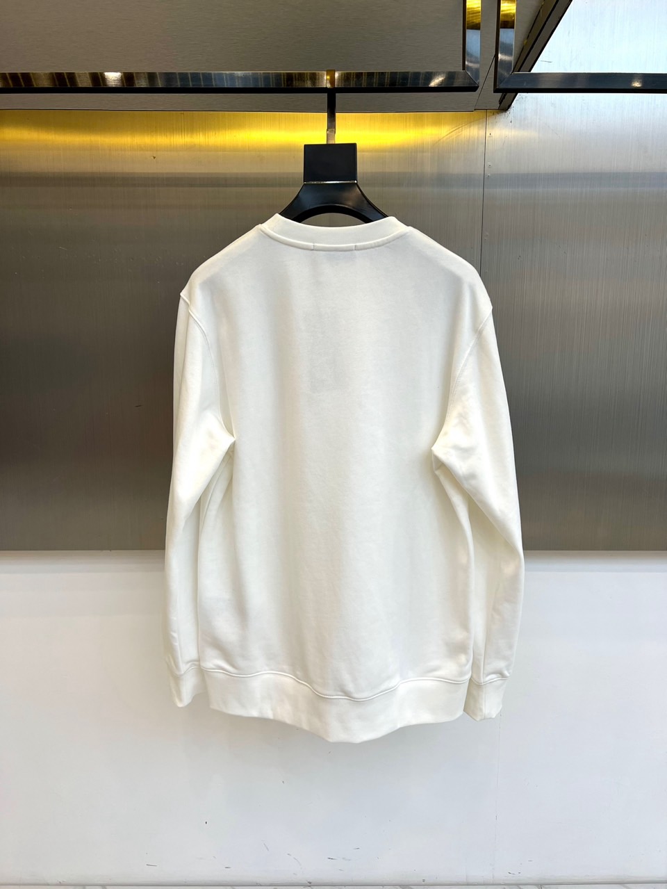 Gucc古驰、2025秋冬新品白色圆领卫衣，以极简纯白底色演绎永恒经典。宽松版型搭配罗纹圆领与袖口，确保