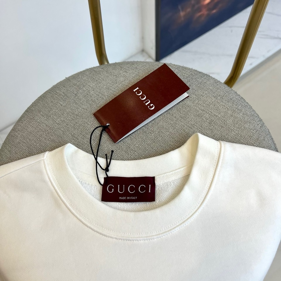 Gucc古驰、2025秋冬新品白色圆领卫衣，以极简纯白底色演绎永恒经典。宽松版型搭配罗纹圆领与袖口，确保
