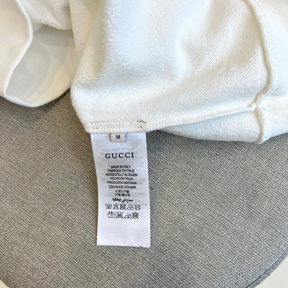 Gucc古驰、2025秋冬新品白色圆领卫衣，以极简纯白底色演绎永恒经典。宽松版型搭配罗纹圆领与袖口，确保