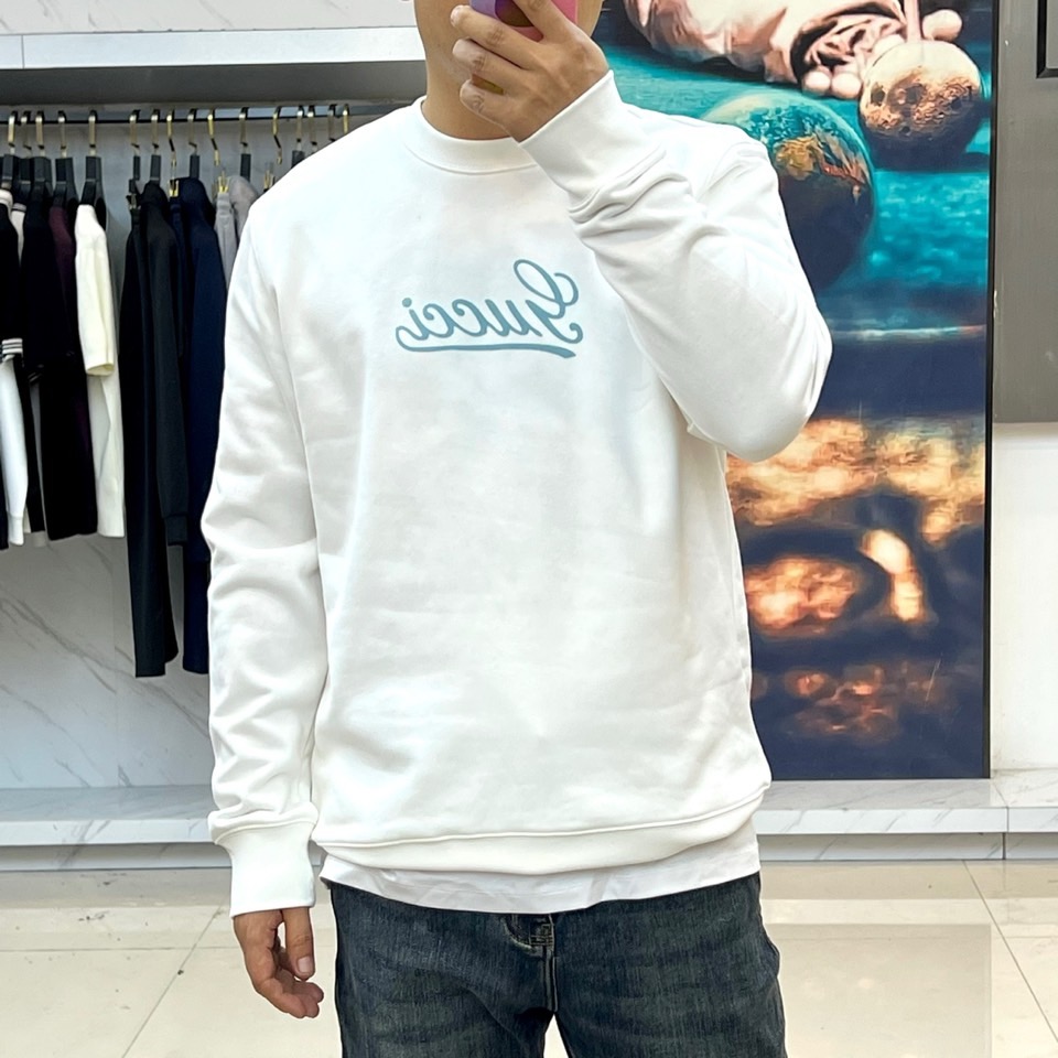 Gucc古驰、2025秋冬新品白色圆领卫衣，以极简纯白底色演绎永恒经典。宽松版型搭配罗纹圆领与袖口，确保