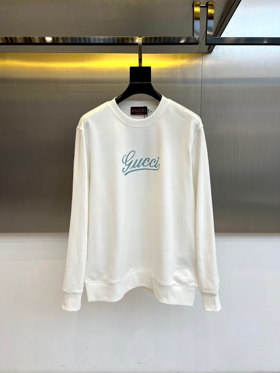 Gucc古驰、2025秋冬新品白色圆领卫衣，以极简纯白底色演绎永恒经典。宽松版型搭配罗纹圆领与袖口，确保