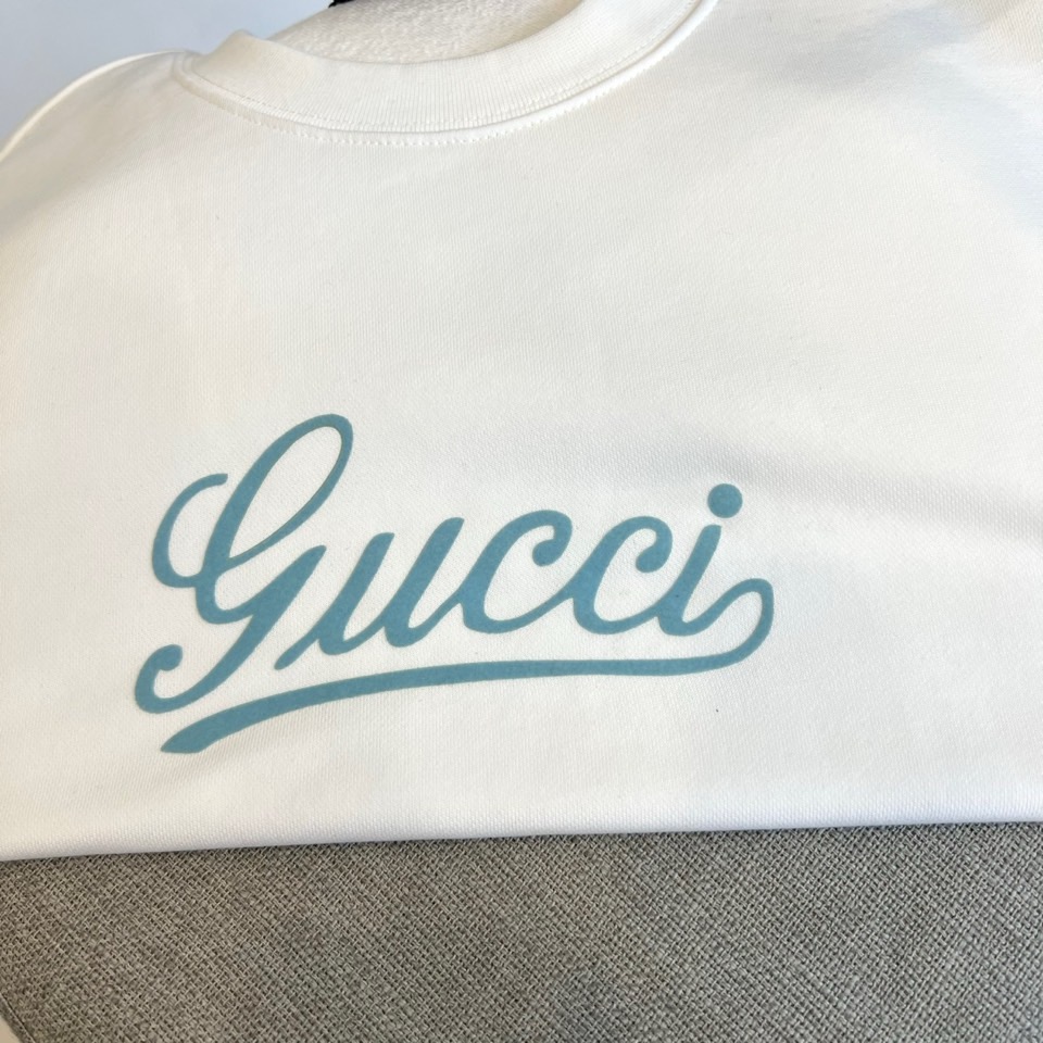 Gucc古驰、2025秋冬新品白色圆领卫衣，以极简纯白底色演绎永恒经典。宽松版型搭配罗纹圆领与袖口，确保