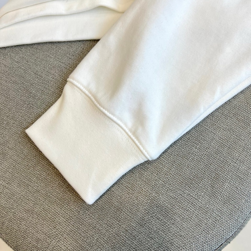 Gucc古驰、2025秋冬新品白色圆领卫衣，以极简纯白底色演绎永恒经典。宽松版型搭配罗纹圆领与袖口，确保