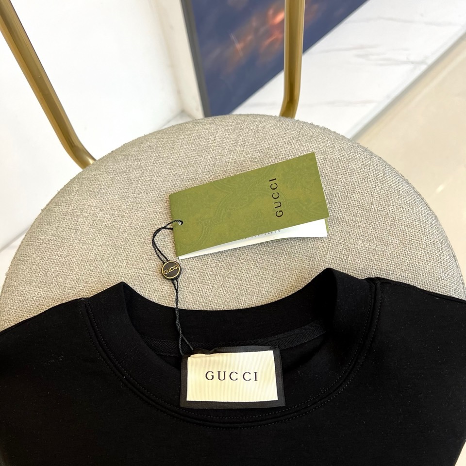 Gucc古驰、25s秋冬最新款圆领打底套头卫衣打底，面料采用双面高支兰精莫代尔空气层，入手便知非常柔软，