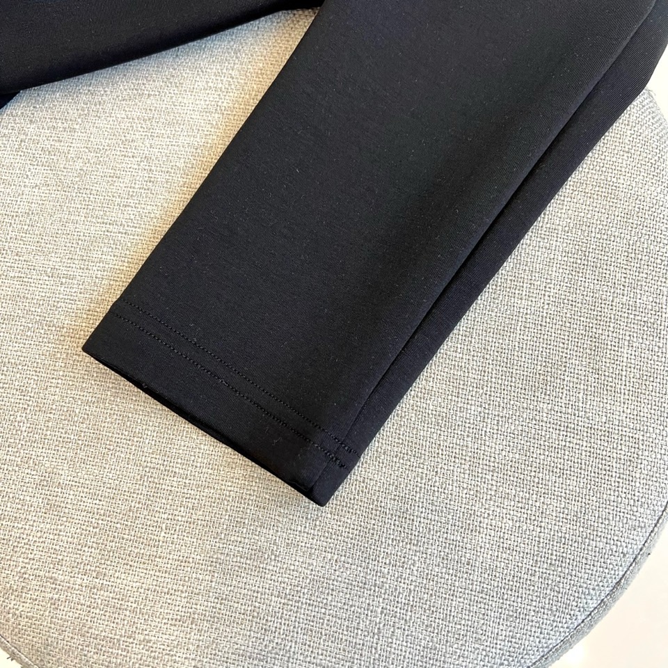 Gucc古驰、25s秋冬最新款圆领打底套头卫衣打底，面料采用双面高支兰精莫代尔空气层，入手便知非常柔软，