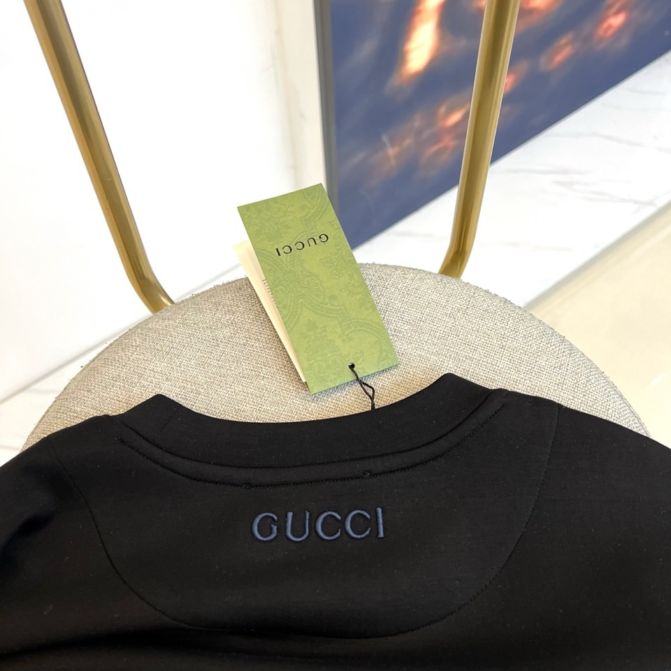 Gucc古驰、25s秋冬最新款圆领打底套头卫衣打底，面料采用双面高支兰精莫代尔空气层，入手便知非常柔软，