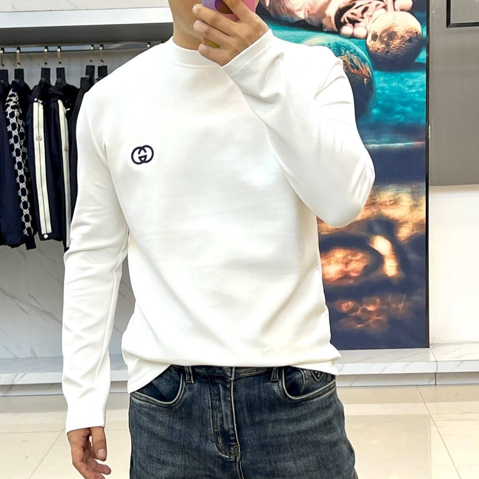 Gucc古驰、25s秋冬最新款圆领打底套头卫衣打底，面料采用双面高支兰精莫代尔空气层，入手便知非常柔软，