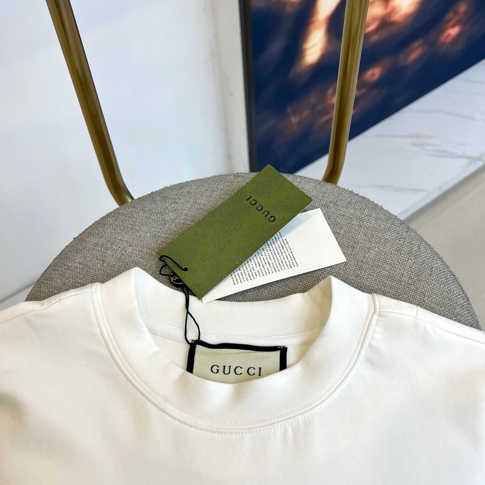 Gucc古驰、25s秋冬最新款圆领打底套头卫衣打底，面料采用双面高支兰精莫代尔空气层，入手便知非常柔软，