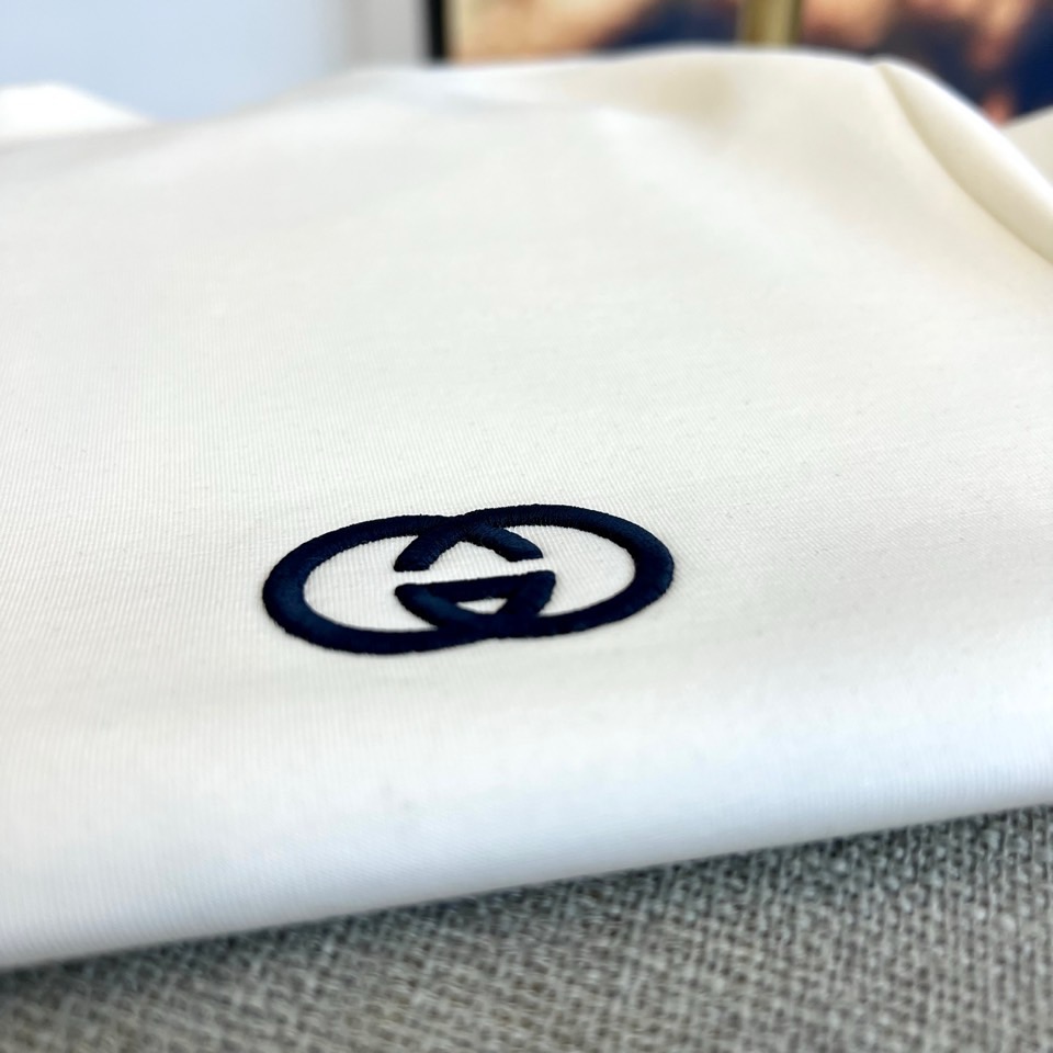 Gucc古驰、25s秋冬最新款圆领打底套头卫衣打底，面料采用双面高支兰精莫代尔空气层，入手便知非常柔软，