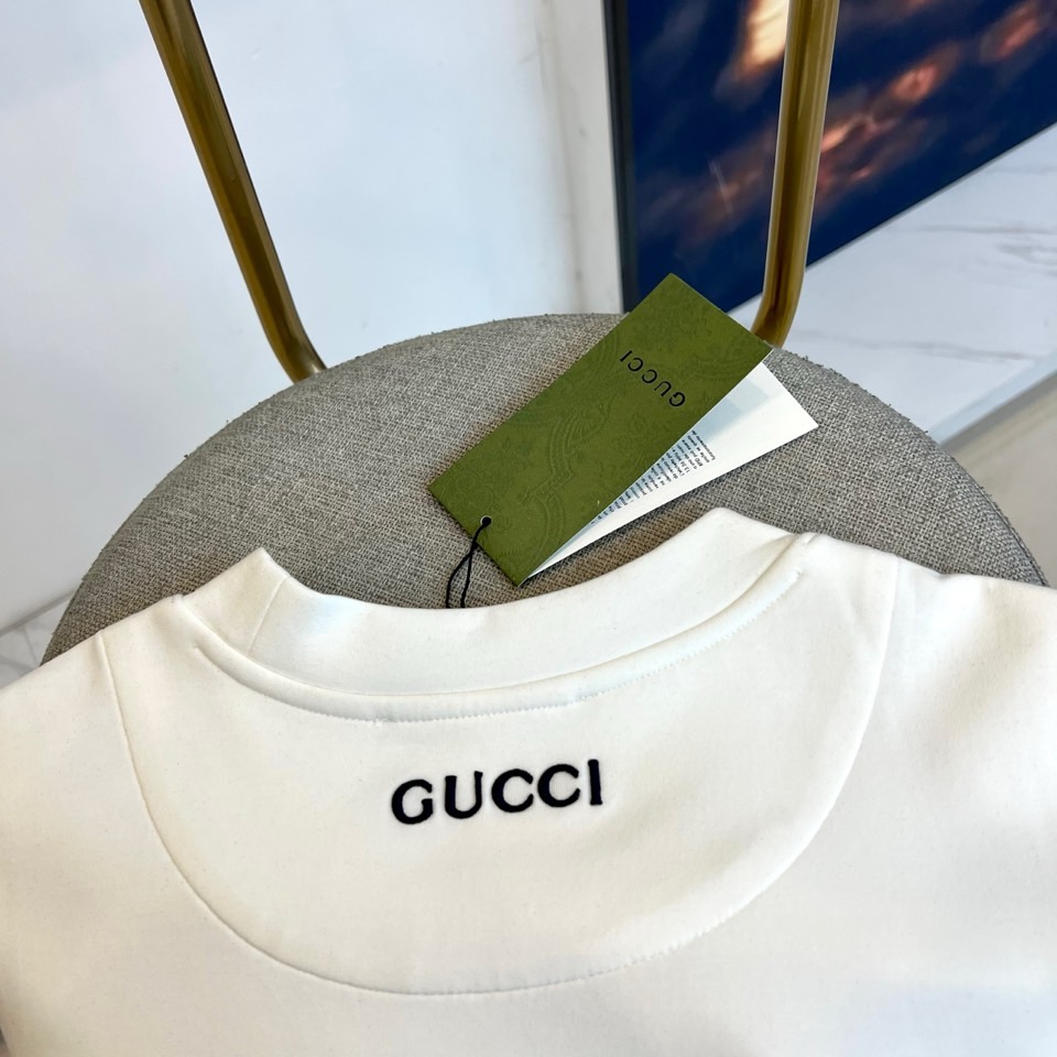 Gucc古驰、25s秋冬最新款圆领打底套头卫衣打底，面料采用双面高支兰精莫代尔空气层，入手便知非常柔软，