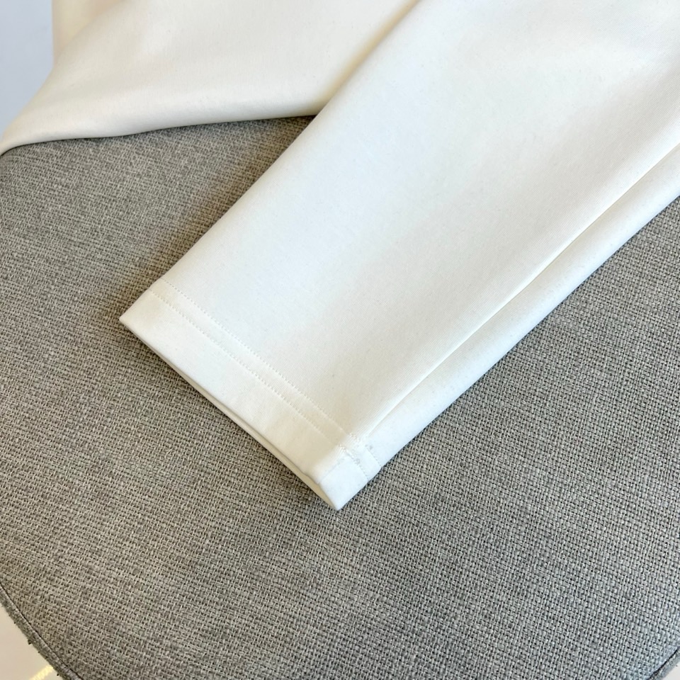 Gucc古驰、25s秋冬最新款圆领打底套头卫衣打底，面料采用双面高支兰精莫代尔空气层，入手便知非常柔软，