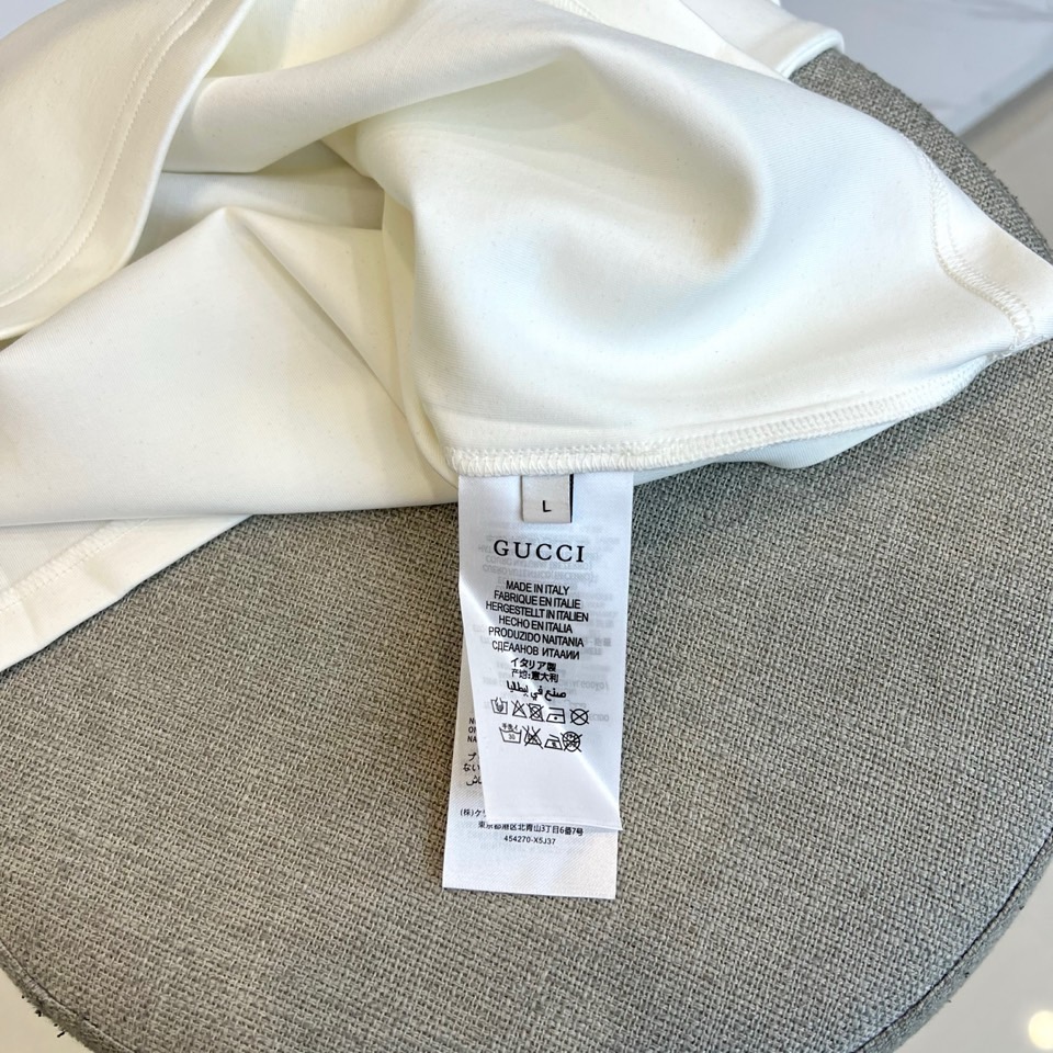 Gucc古驰、25s秋冬最新款圆领打底套头卫衣打底，面料采用双面高支兰精莫代尔空气层，入手便知非常柔软，