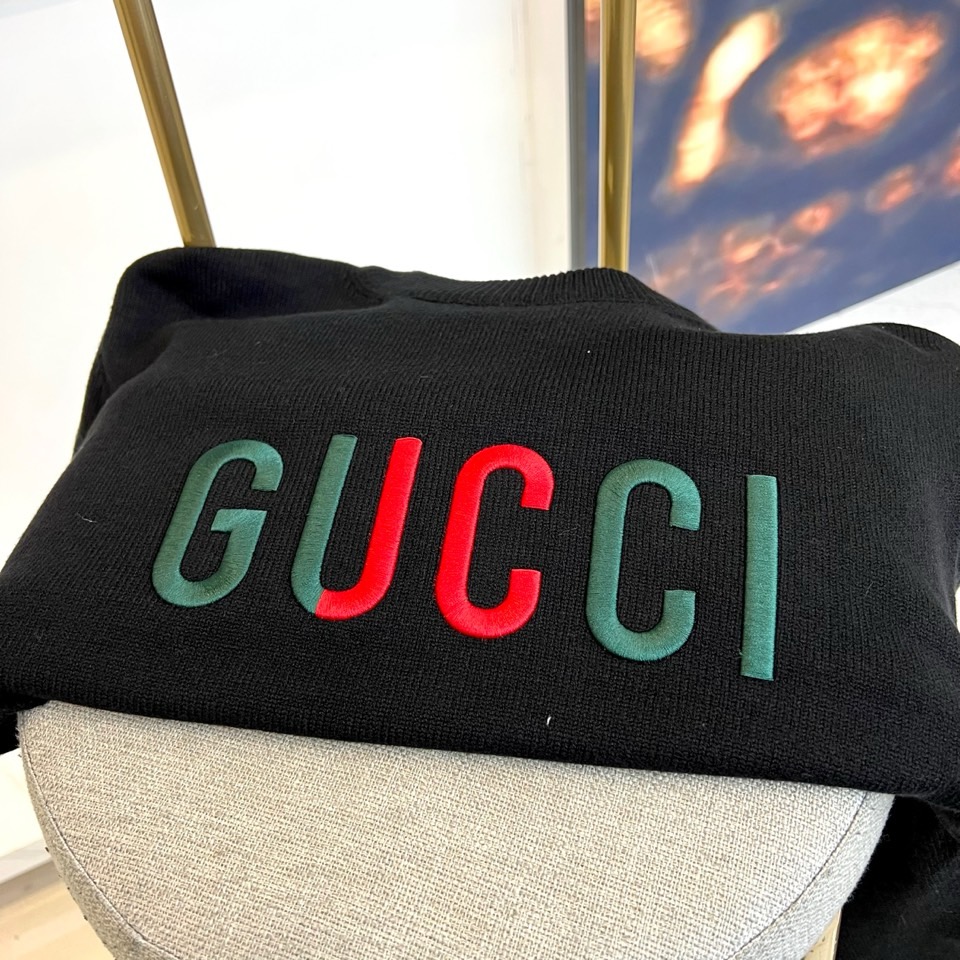 GUCC古驰、 2025秋冬轻肤绒系列针织毛衣 以标志性色彩美学重塑冬日优雅。采用创新轻肤绒科技面料，棉