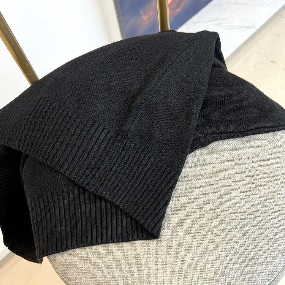 GUCC古驰、 2025秋冬轻肤绒系列针织毛衣 以标志性色彩美学重塑冬日优雅。采用创新轻肤绒科技面料，棉