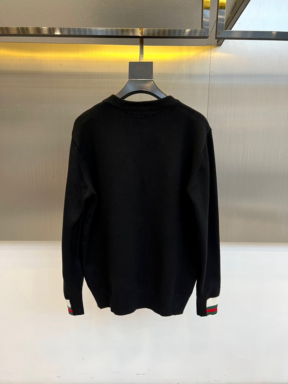 GUCC古驰、 2025秋冬轻肤绒系列针织毛衣 以标志性色彩美学重塑冬日优雅。采用创新轻肤绒科技面料，棉