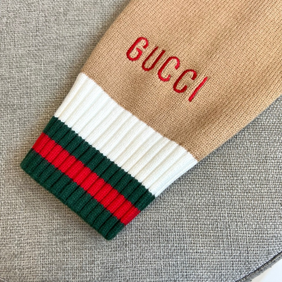 GUCC古驰、 2025秋冬轻肤绒系列针织毛衣 以标志性色彩美学重塑冬日优雅。采用创新轻肤绒科技面料，棉