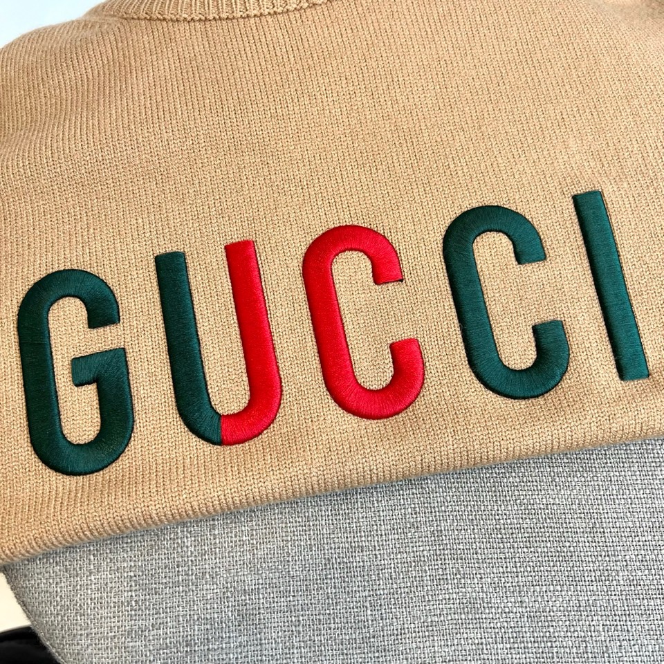 GUCC古驰、 2025秋冬轻肤绒系列针织毛衣 以标志性色彩美学重塑冬日优雅。采用创新轻肤绒科技面料，棉