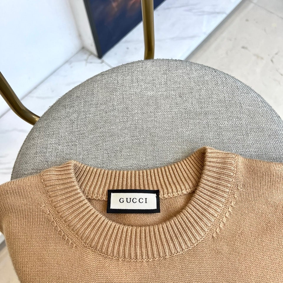 GUCC古驰、 2025秋冬轻肤绒系列针织毛衣 以标志性色彩美学重塑冬日优雅。采用创新轻肤绒科技面料，棉