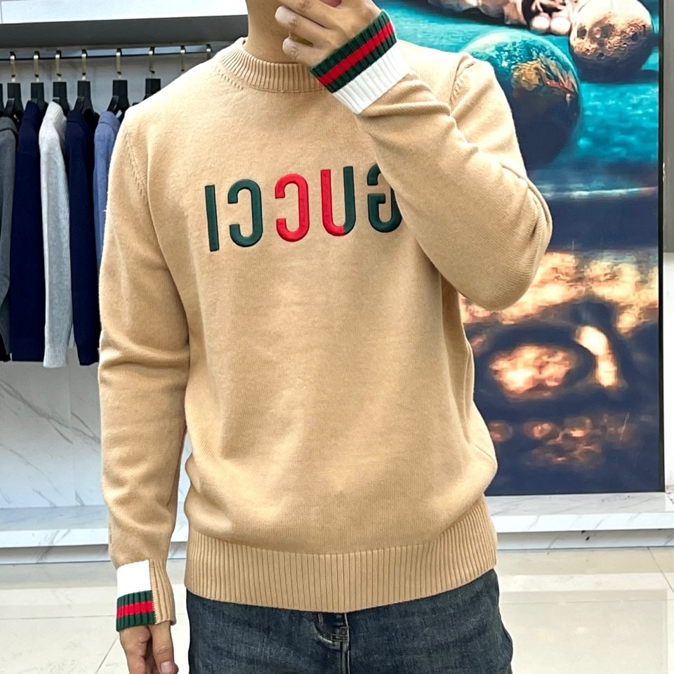 GUCC古驰、 2025秋冬轻肤绒系列针织毛衣 以标志性色彩美学重塑冬日优雅。采用创新轻肤绒科技面料，棉