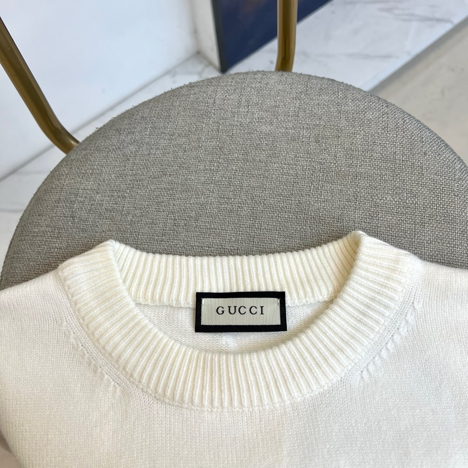 GUCC古驰、 2025秋冬轻肤绒系列针织毛衣 以标志性色彩美学重塑冬日优雅。采用创新轻肤绒科技面料，棉