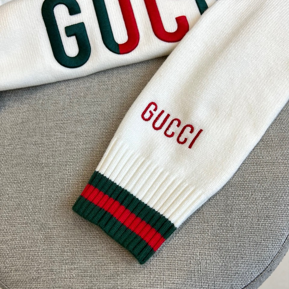 GUCC古驰、 2025秋冬轻肤绒系列针织毛衣 以标志性色彩美学重塑冬日优雅。采用创新轻肤绒科技面料，棉