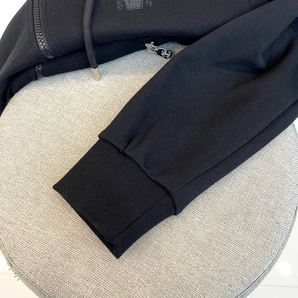 Brunello cucinelli-BC、2025秋冬新品连帽拉链外套与束脚长裤默契相承，金属质感墙面