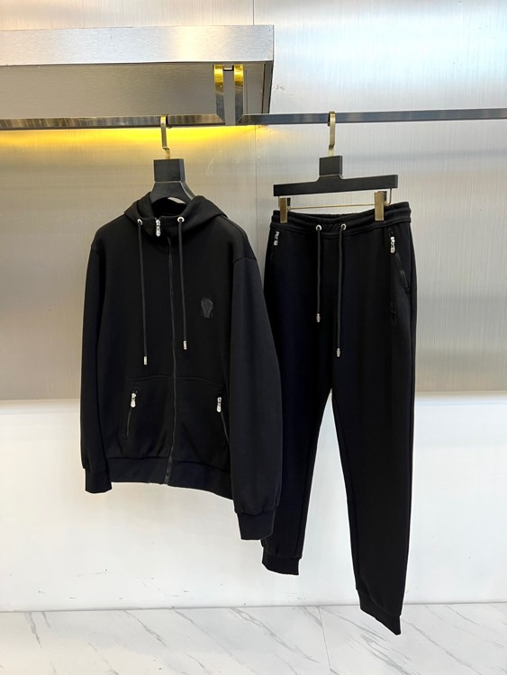 Brunello cucinelli-BC、2025秋冬新品连帽拉链外套与束脚长裤默契相承，金属质感墙面