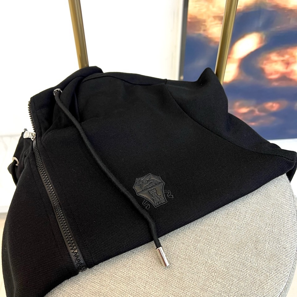 Brunello cucinelli-BC、2025秋冬新品连帽拉链外套与束脚长裤默契相承，金属质感墙面