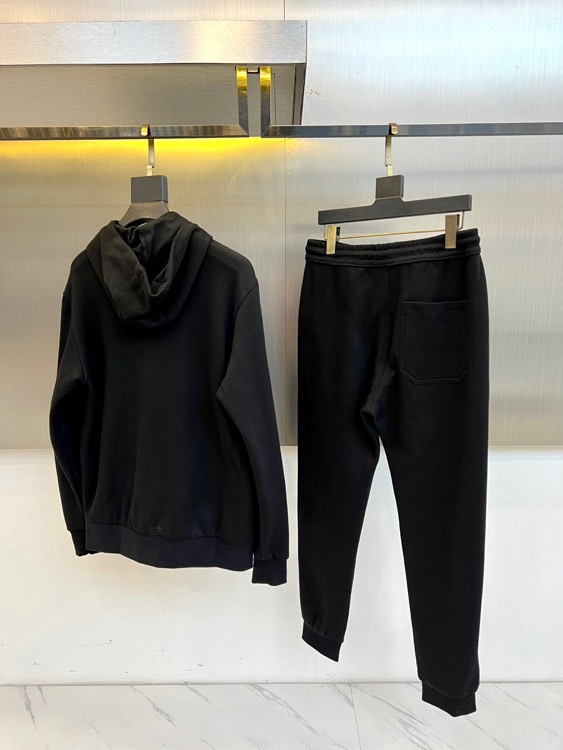 Brunello cucinelli-BC、2025秋冬新品连帽拉链外套与束脚长裤默契相承，金属质感墙面