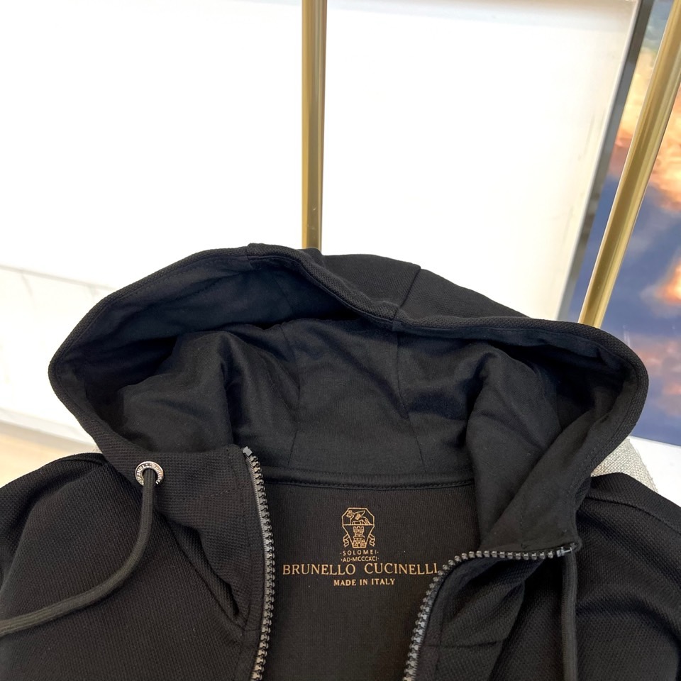 Brunello cucinelli-BC、2025秋冬新品连帽拉链外套与束脚长裤默契相承，金属质感墙面