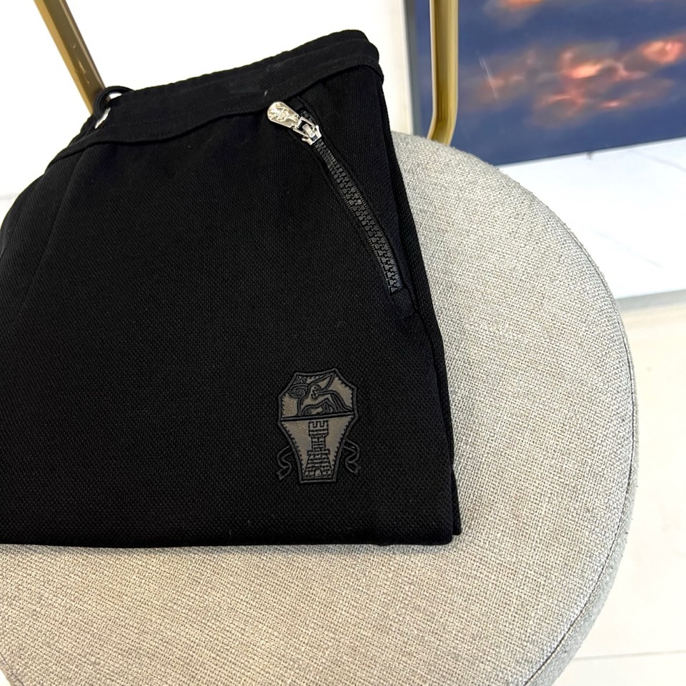 Brunello cucinelli-BC、2025秋冬新品连帽拉链外套与束脚长裤默契相承，金属质感墙面