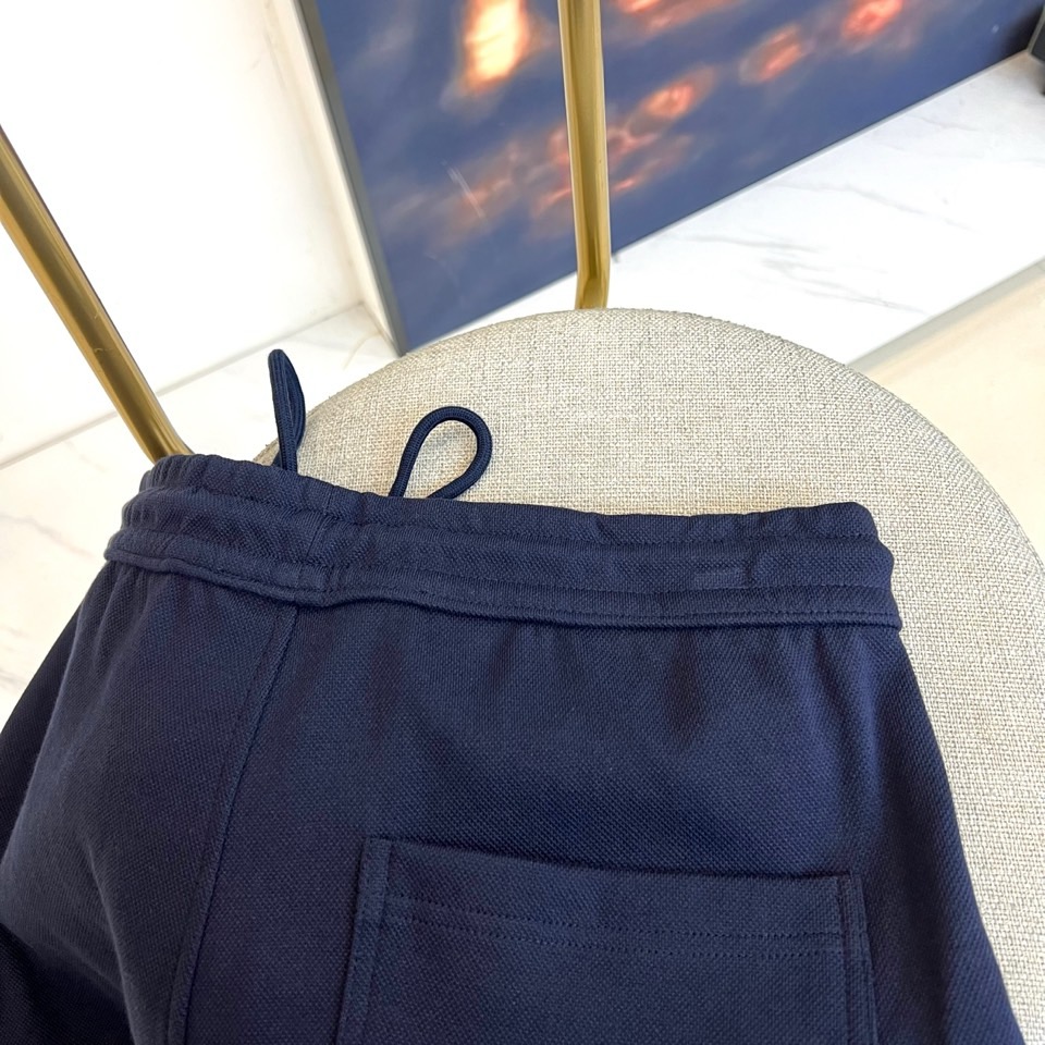 Brunello cucinelli-BC、2025秋冬新品连帽拉链外套与束脚长裤默契相承，金属质感墙面