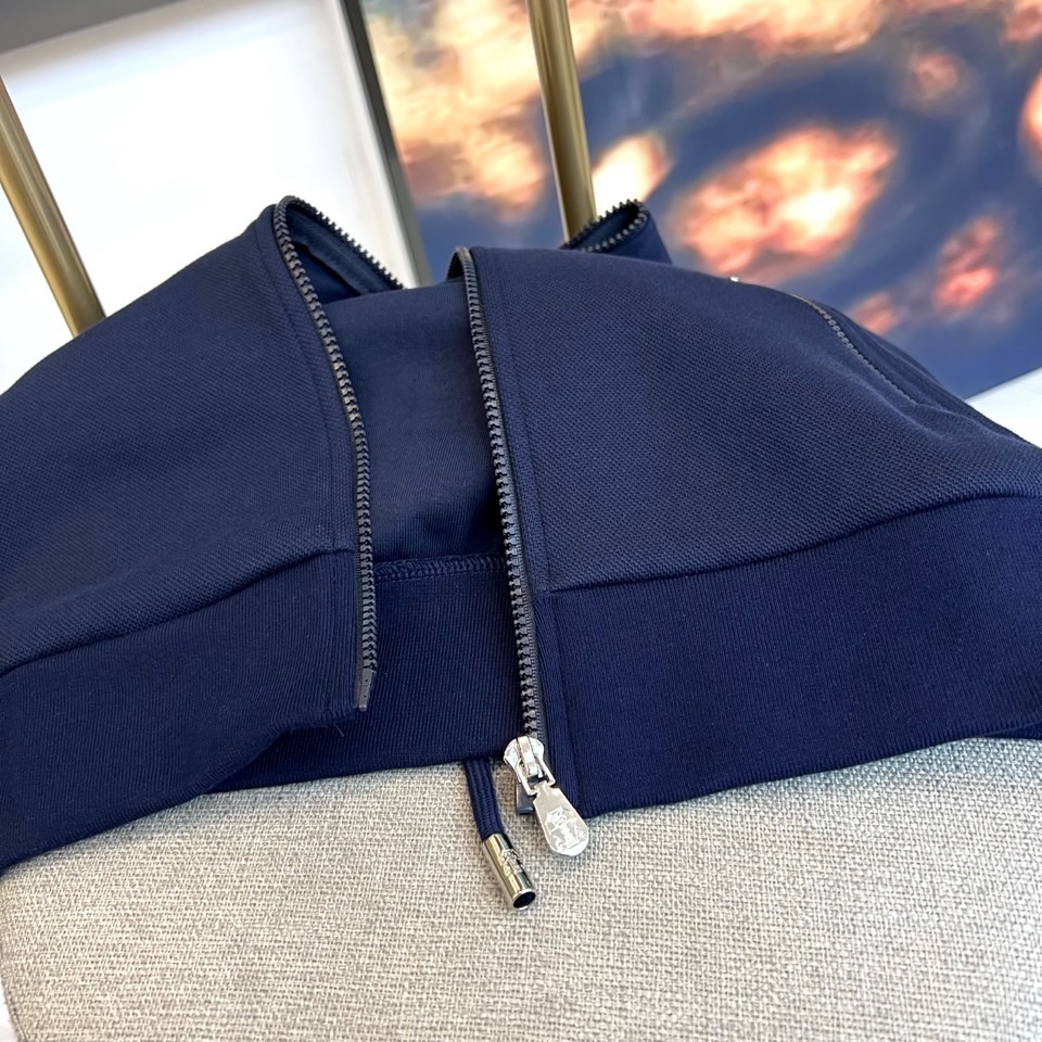 Brunello cucinelli-BC、2025秋冬新品连帽拉链外套与束脚长裤默契相承，金属质感墙面