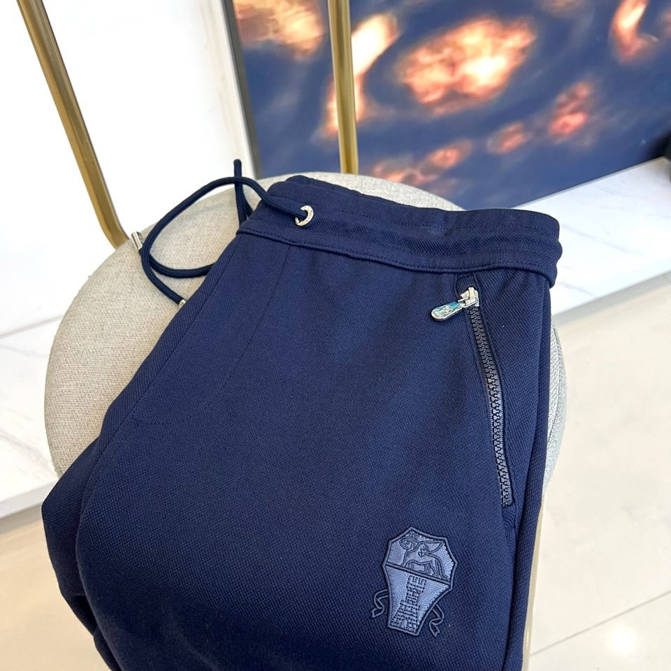 Brunello cucinelli-BC、2025秋冬新品连帽拉链外套与束脚长裤默契相承，金属质感墙面