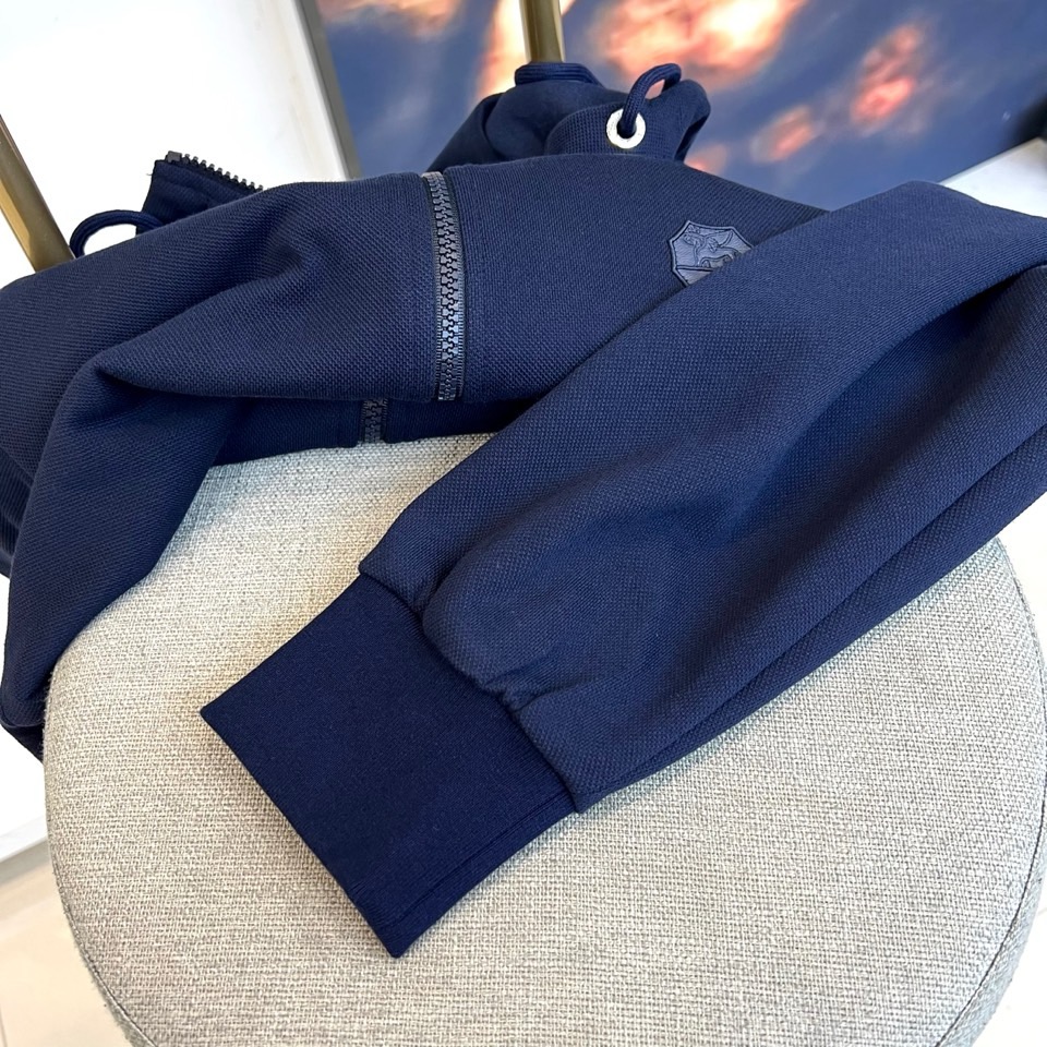 Brunello cucinelli-BC、2025秋冬新品连帽拉链外套与束脚长裤默契相承，金属质感墙面