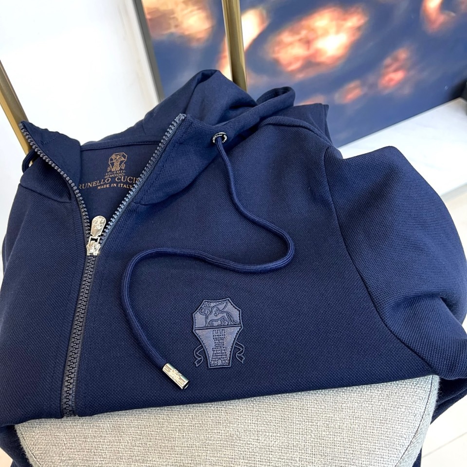 Brunello cucinelli-BC、2025秋冬新品连帽拉链外套与束脚长裤默契相承，金属质感墙面