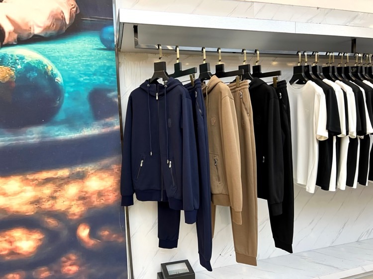 Brunello cucinelli-BC、2025秋冬新品连帽拉链外套与束脚长裤默契相承，金属质感墙面