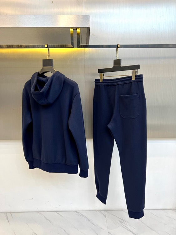 Brunello cucinelli-BC、2025秋冬新品连帽拉链外套与束脚长裤默契相承，金属质感墙面