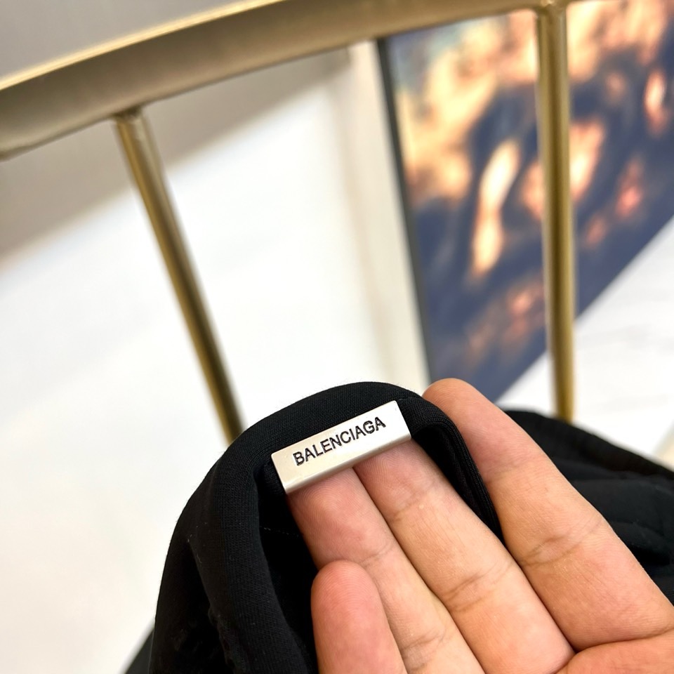 Ba巴黎世家、2025秋冬新品休闲裤，以摩登解构主义重塑当代衣橱美学。选用高品质斜纹棉面料打造雾灰色调，