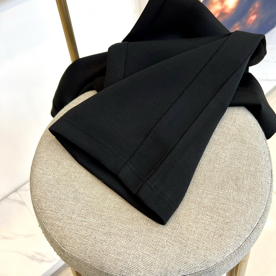 Ba巴黎世家、2025秋冬新品休闲裤，以摩登解构主义重塑当代衣橱美学。选用高品质斜纹棉面料打造雾灰色调，