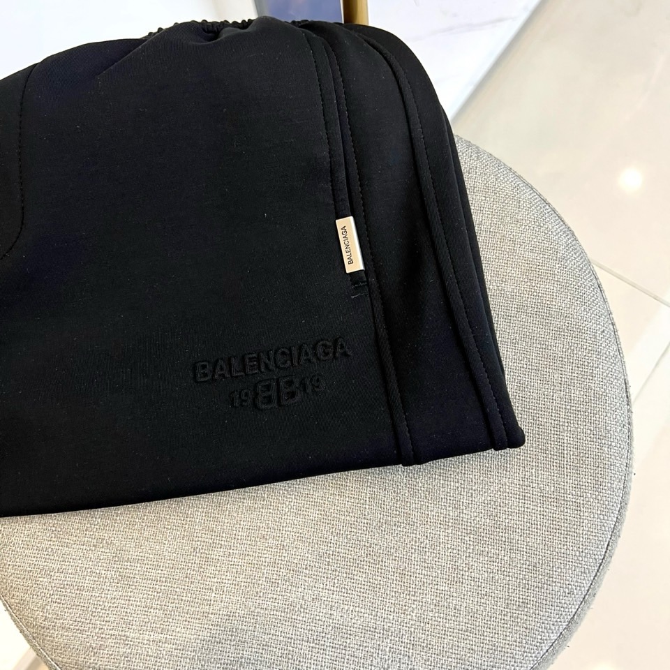 Ba巴黎世家、2025秋冬新品休闲裤，以摩登解构主义重塑当代衣橱美学。选用高品质斜纹棉面料打造雾灰色调，