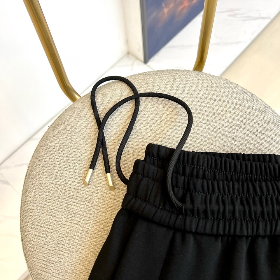 Ba巴黎世家、2025秋冬新品休闲裤，以摩登解构主义重塑当代衣橱美学。选用高品质斜纹棉面料打造雾灰色调，