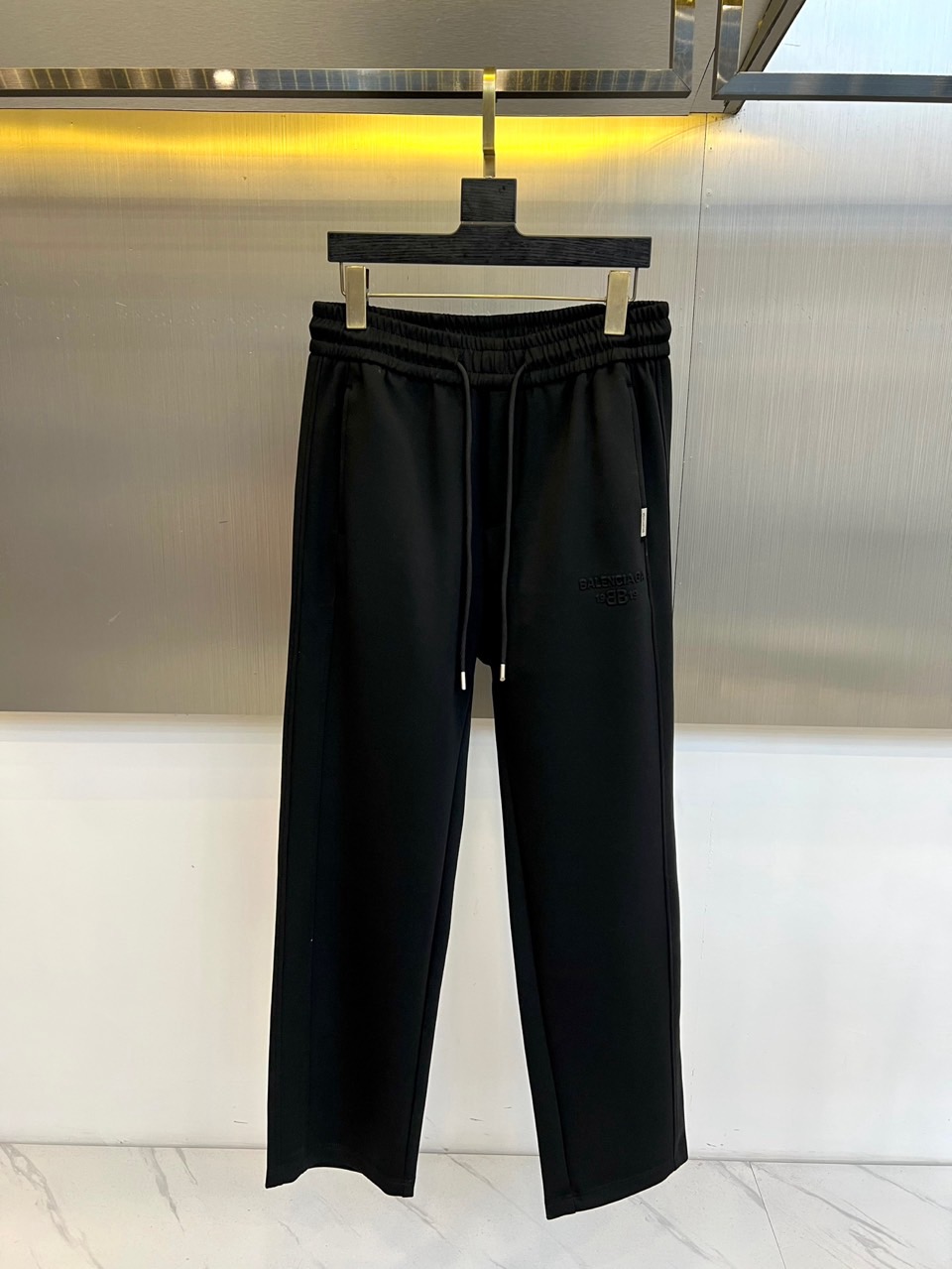 Ba巴黎世家、2025秋冬新品休闲裤，以摩登解构主义重塑当代衣橱美学。选用高品质斜纹棉面料打造雾灰色调，