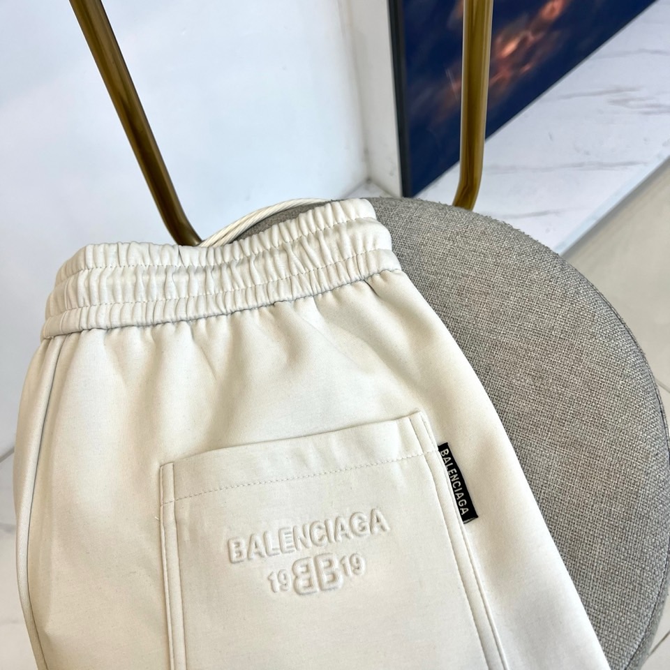 Ba巴黎世家、2025秋冬新品休闲裤，以摩登解构主义重塑当代衣橱美学。选用高品质斜纹棉面料打造雾灰色调，